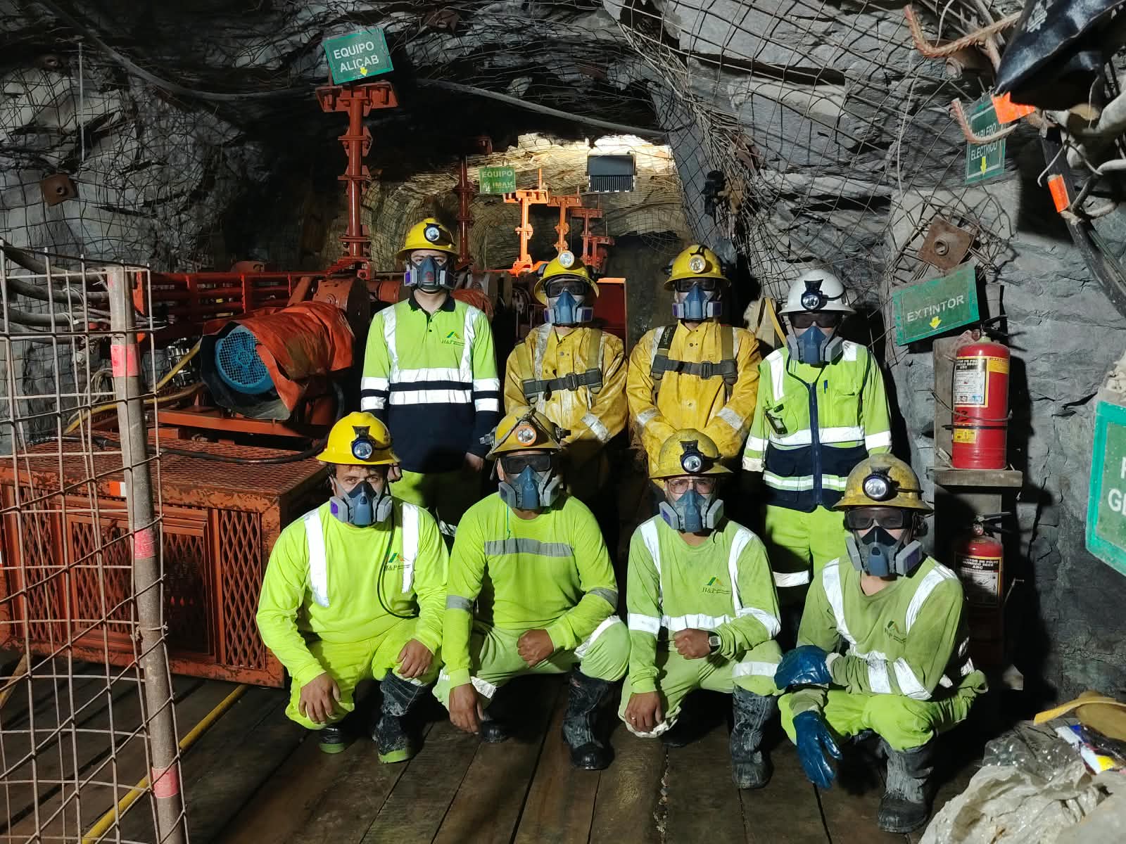 Equipo de H&P Constructores trabajando en mina subterránea